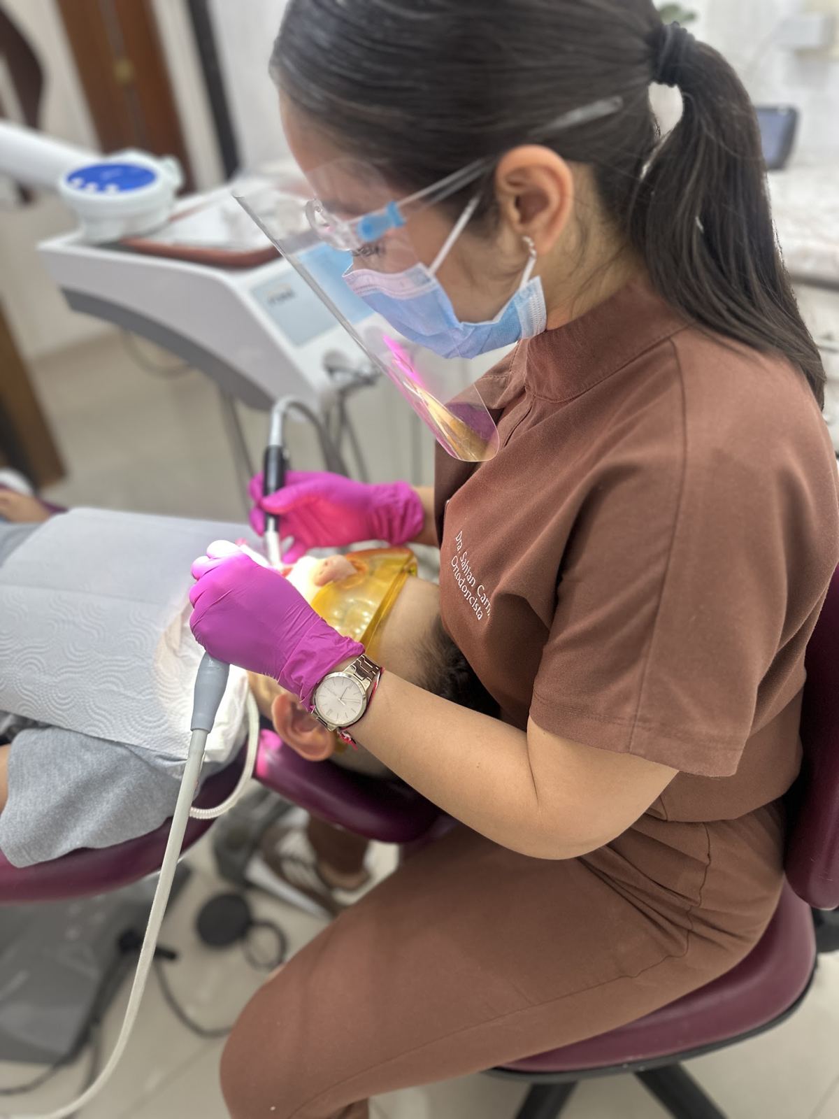 La Dra. Sahian Carrillo atendiendo a un paciente